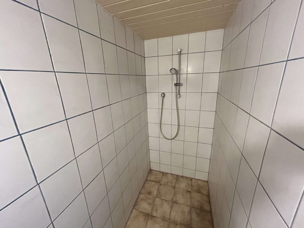Keller Dusche